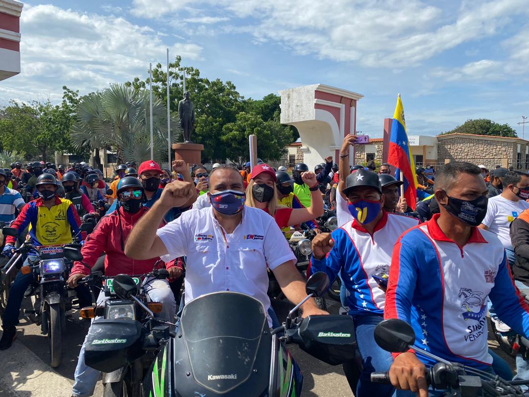 EdisonB25's tweet photo. ¡Este pueblo no se rinde! Estamos decididos a hacer historia, no nos daremos por vencidos

Desde Falcón los transportistas revolucionarios demostraremos que la democracia de Venezuela no es un juego. Todos a votar por el futuro que nos merecemos
 
#ComunicaciónDigitalPorLaVerdad https://t.co/otQk4vg7hq