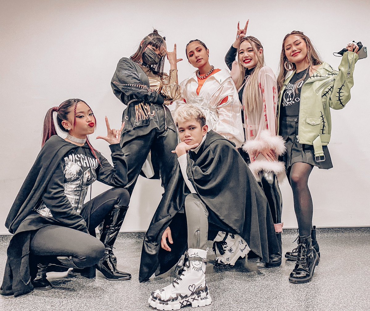 UMDomestic's tweet photo. “WE KNOW WHAT WE KNOW” You guys made a great job tonight!! Kudos to everyone!! Next show lets goooo🔥
#spreadlovenohate #Dolla #Yonnyboii #ShalmaEliana #UniversalFAM https://t.co/mFgkK50WXM