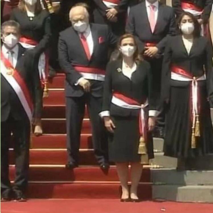 dimasconcha's tweet photo. A. Se había afeitado y le pican los huérfanos.
B. La Ministra lo puso al palo.
C. Se está meando, está jodido de la próstata.
D. Se está acomodando el tubo de la bolsa donde mea.
E. Se está acomodando el pañal.
#Ministro #Pelotas https://t.co/ex1SF7QzLS