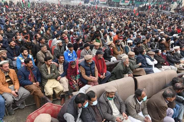 deedar_jatoi1's tweet photo. چیئرمین پاکستان پیپلز پارٹی بلاول بھٹو زرداری کو انتخابی مہم سے روکنے پر آج شاہی پولو گراؤنڈ گلگت میں ہونے والے جلسہ احتجاجی مظاہرے میں تبدیل۔
#GilgitMainTeerChlega
#GBElections2020
#PPPGB
@BBhuttoZardari
@siyal_anwar https://t.co/ZXm3Ax874d