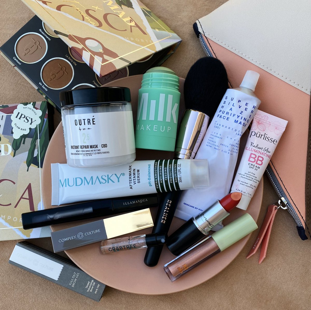 IPSY's tweet photo. ⭐GIVEAWAY ⭐ You know what would make 2020 way better? Winning $1,000 and a year of Glam Bags! Head to our IG for all of the details: https://t.co/cKa59m5MDK || #IPSY #IPSYBePresent https://t.co/CO9rA8YLuN