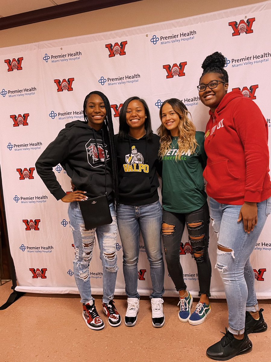 LovieMalone30's tweet photo. SIGNED🖊💛! Sooo blessed to make it official, and be able to share this moment with my teammates! Thank you everyone who supported us not only on signing day but during this entire journey. Excited for the future🥰 #RingTheBell https://t.co/OYAkPYURq7