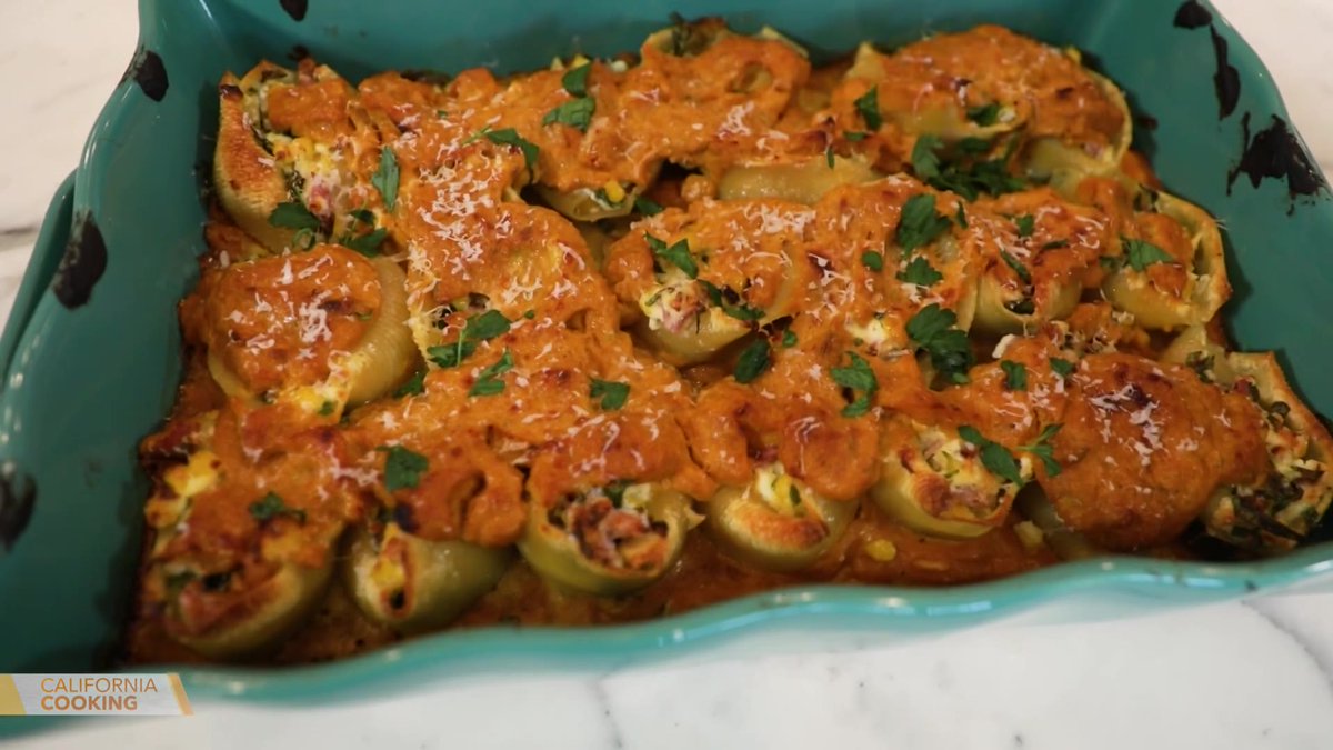 KTLA's tweet photo. Itโs almost Thanksgiving, and #CaliforniaCooking has you covered w/ sides + dessert! In this episode, @jessicaktla makes stuffed pasta shells & a pumpkin ice cream pie ๐ฅง! Plus, @annielcampbell shares how to elevate your table spread๐! Watch live: https://t.co/c47DcbknMi https://t.co/wCySINJhWH