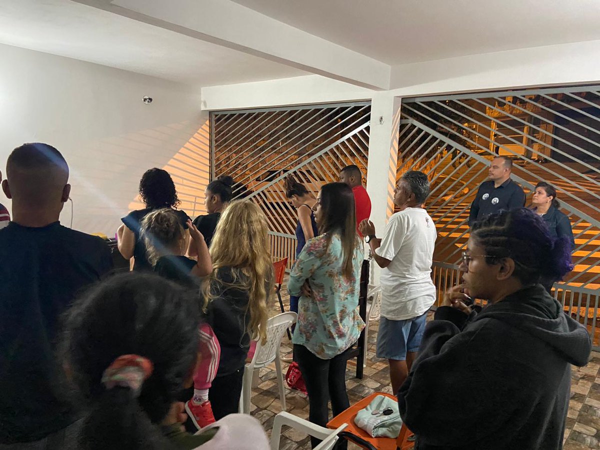 RICARDOOSASCOSP's tweet photo. Agora com moradores do Jardim Santo Antônio #otrabalhonaopara #VereadorDoPovo #vote55321 #FichaLimpa https://t.co/BFoQrPo1Ge