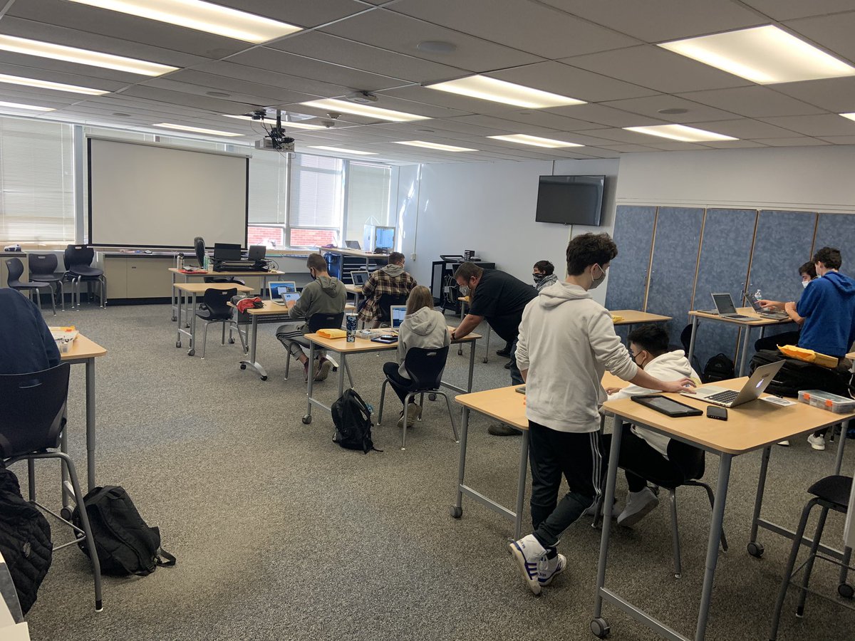 Mr_Hettel's tweet photo. Mr. Ringrose showing Principles of Engineering students the awesome world of the Arduino! @ringrose_pltw @d214CareerDisc @KnightsofPHS @District214 @arduino https://t.co/wtNEQs067x