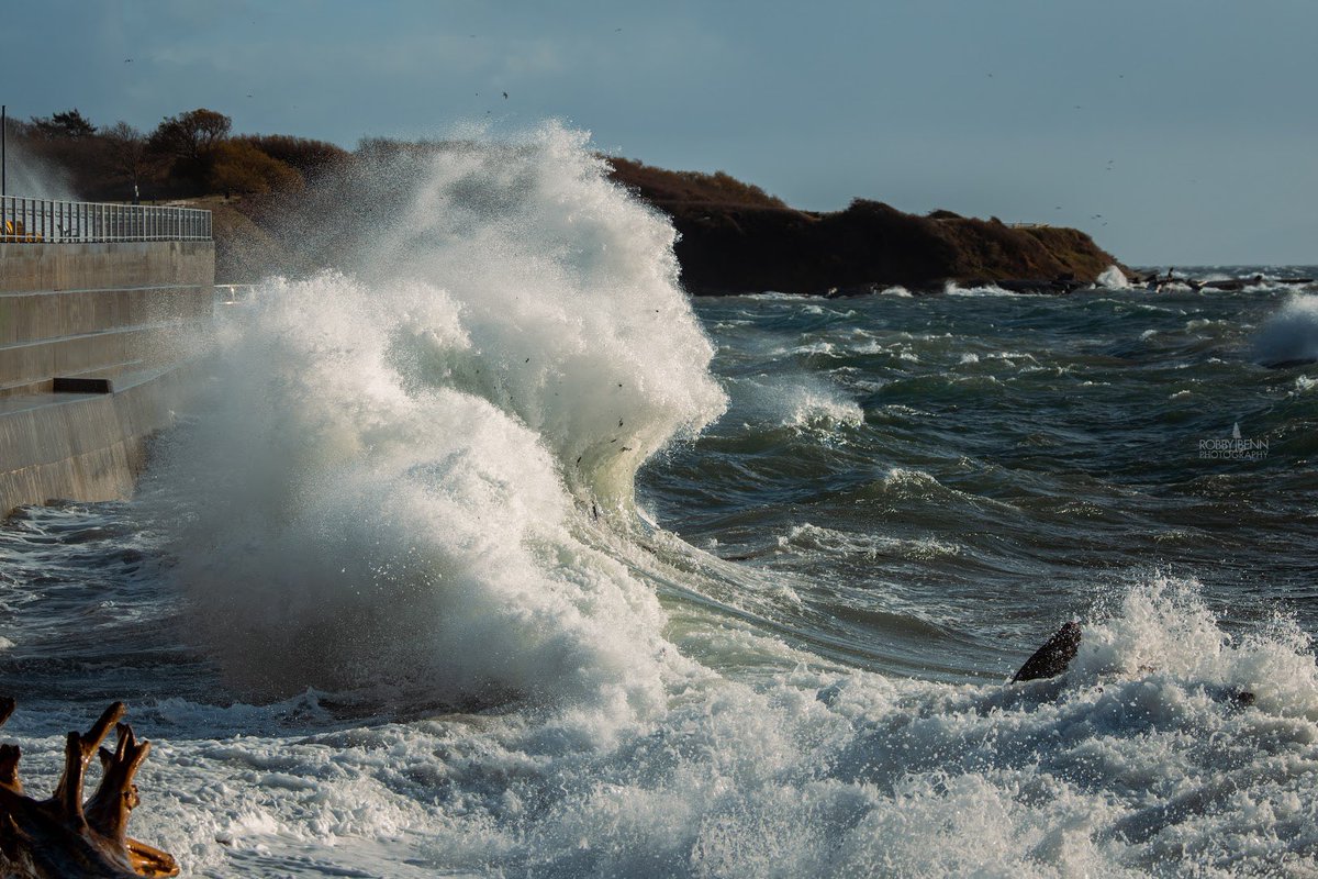 Robbybennphoto's tweet photo. High winds stirred and spinned out big waves on Dallas Road today in Victoria BC #explorebc #cbcvictoria #globalbc #shareyourweather #victoriabc #explorevictoria @victoriavisitor @GlobalBC @weathernetwork @cbcvictoria @HelloBC #arcteryxvictoria @victoriabuzzes @patagoniavic https://t.co/N9UJ54z6RA
