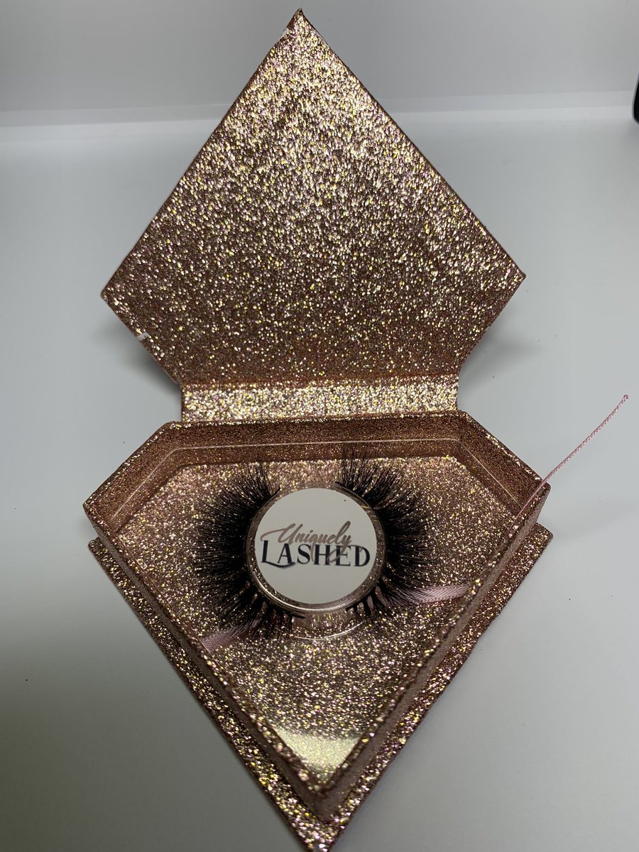 LashedUniquely's tweet image. Lastly, I would like y’all to meet “Seductive”

She is a short bold cat eye 😌 Click link in bio!🥰