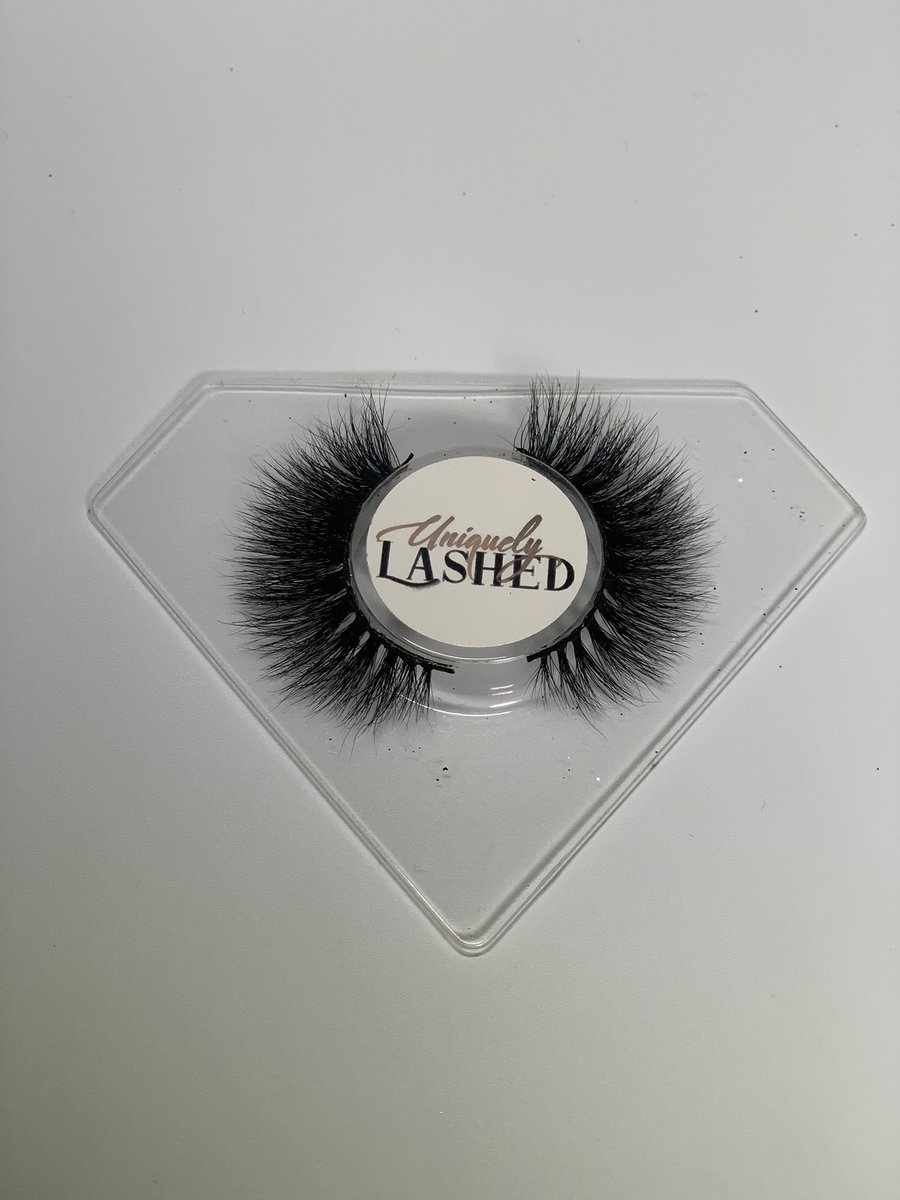 LashedUniquely's tweet image. Lastly, I would like y’all to meet “Seductive”

She is a short bold cat eye 😌 Click link in bio!🥰