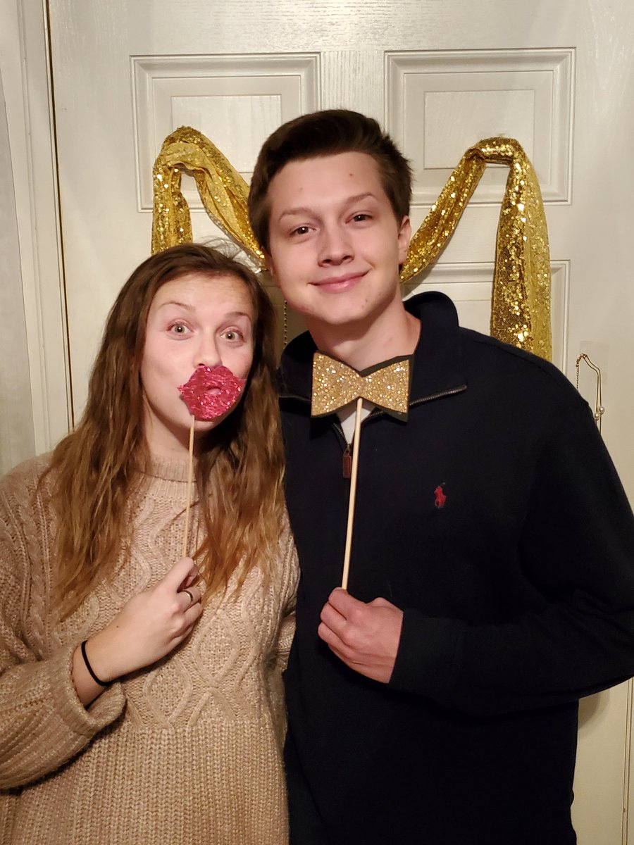 shellicormack's tweet photo. #kvcgala and photo booth fun! https://t.co/iNAYiyEAv8