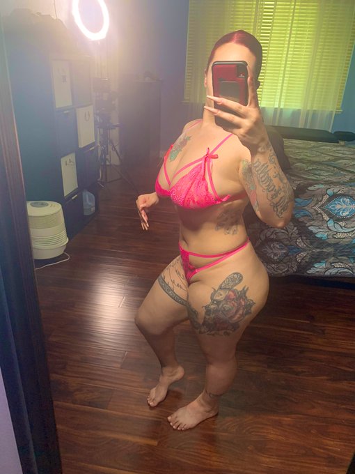 I need an emoji for this pose https://t.co/HXcTSnPqOD<a href="/tag/tittytuesday"class="tags"><span>#tittytuesday</span></a>