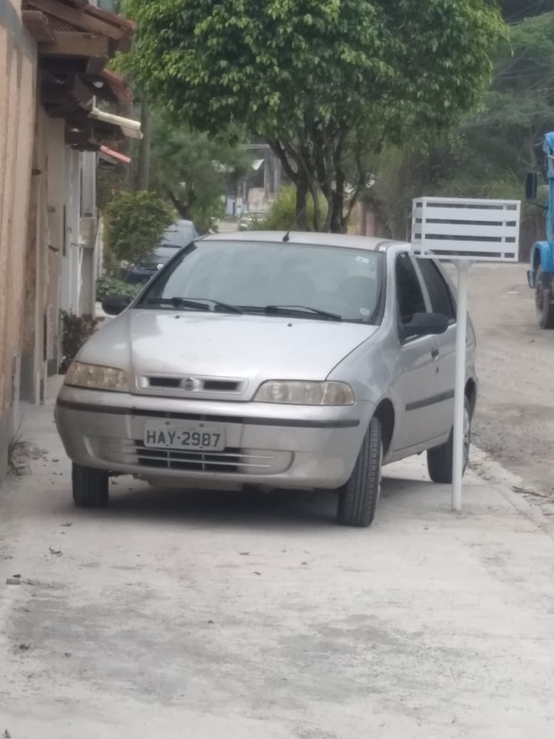 Em Serra Grande , Itaipu, as regras de trânsito devem ser ao contrário. Carros na calçada bloqueando a passagem de pedestres e pedestres na rua se arriscando! Alô <a href="/NITTRANS/">NITTRANS</a>