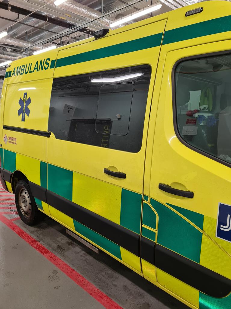 steffersline's tweet photo. Hemma🙏❣efter nästa 12 timmars pass på #akuten 
Högt inflöde av ambulanser
Högt inflöde av mkt SJUKA #covid19 patienter i ålder 25, 35, 45, 55 års ålder .#IVA fylls på!
Dessutom mkt alkoholrelaterade akutbesök😡
Tröttsam och en slitig natt!
Anar att vi får leva onormala liv.. https://t.co/DEtFweZyVz