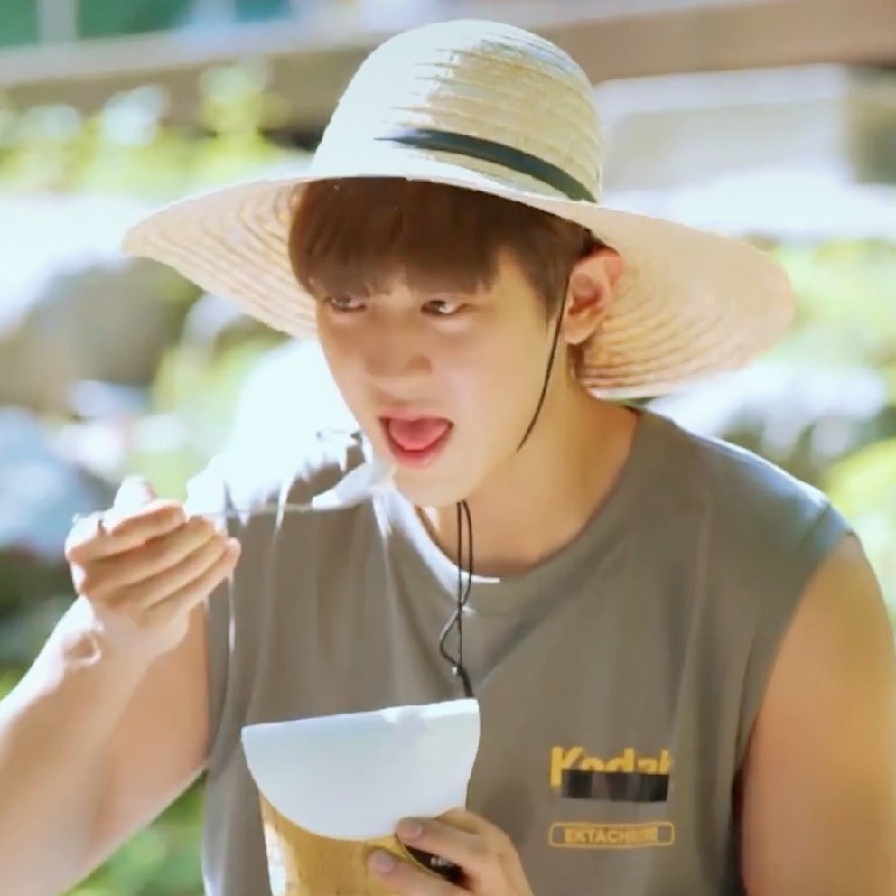 (\\  /)( • - •)/つ