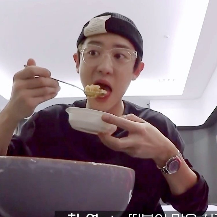 (\\  /)( • - •)/つ