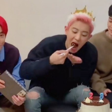 (\\  /)( • - •)/つ