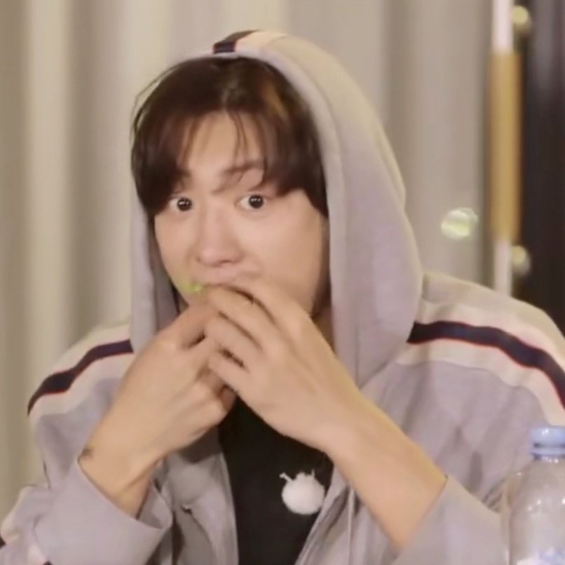 (\\  /)( • - •)/つ