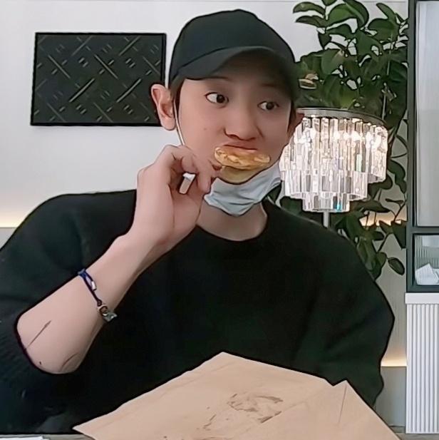 (\\  /)( • - •)/つ