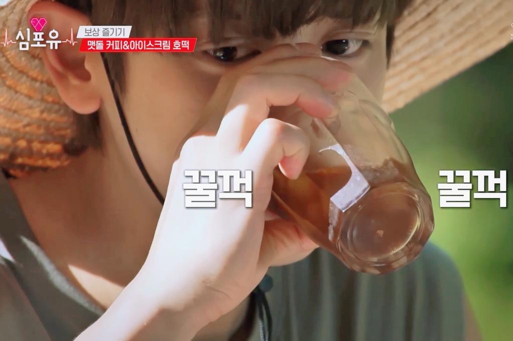 (\\  /)( • - •)/つ