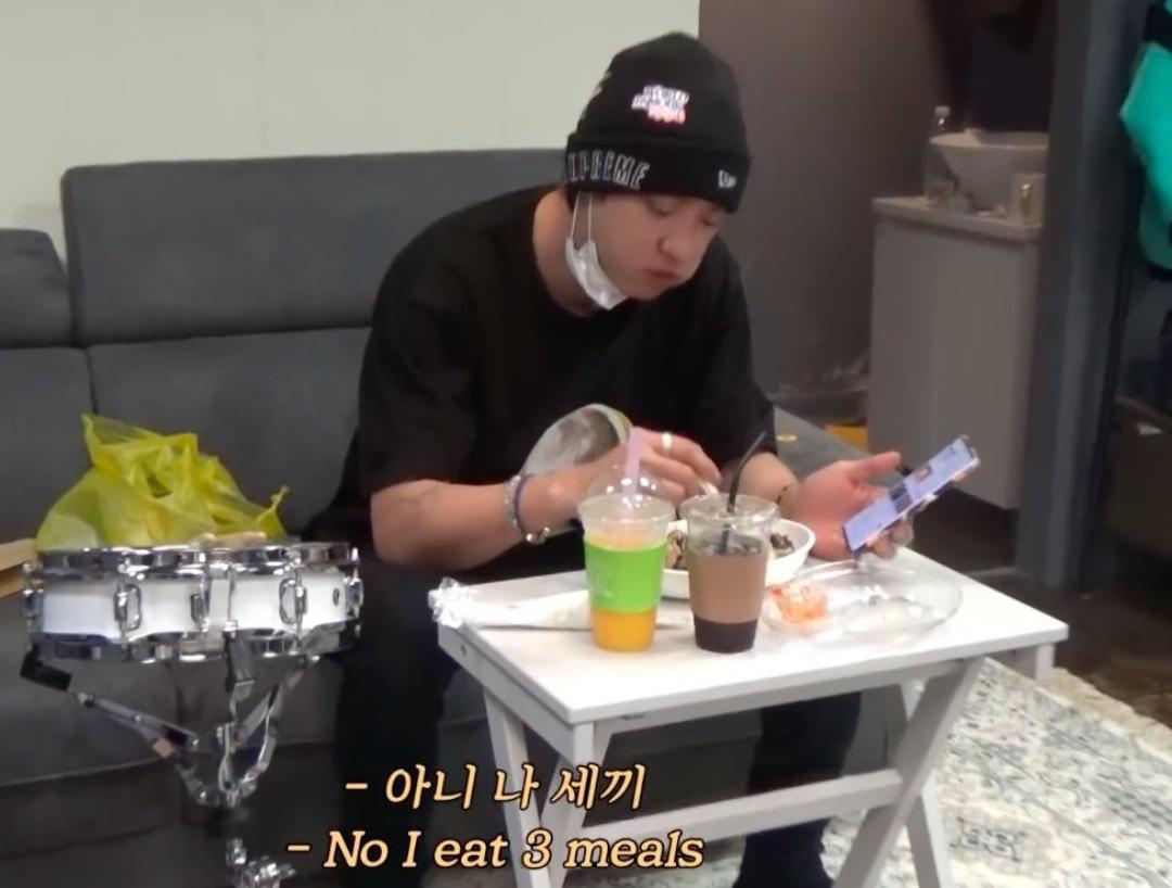 (\\  /)( • - •)/つ