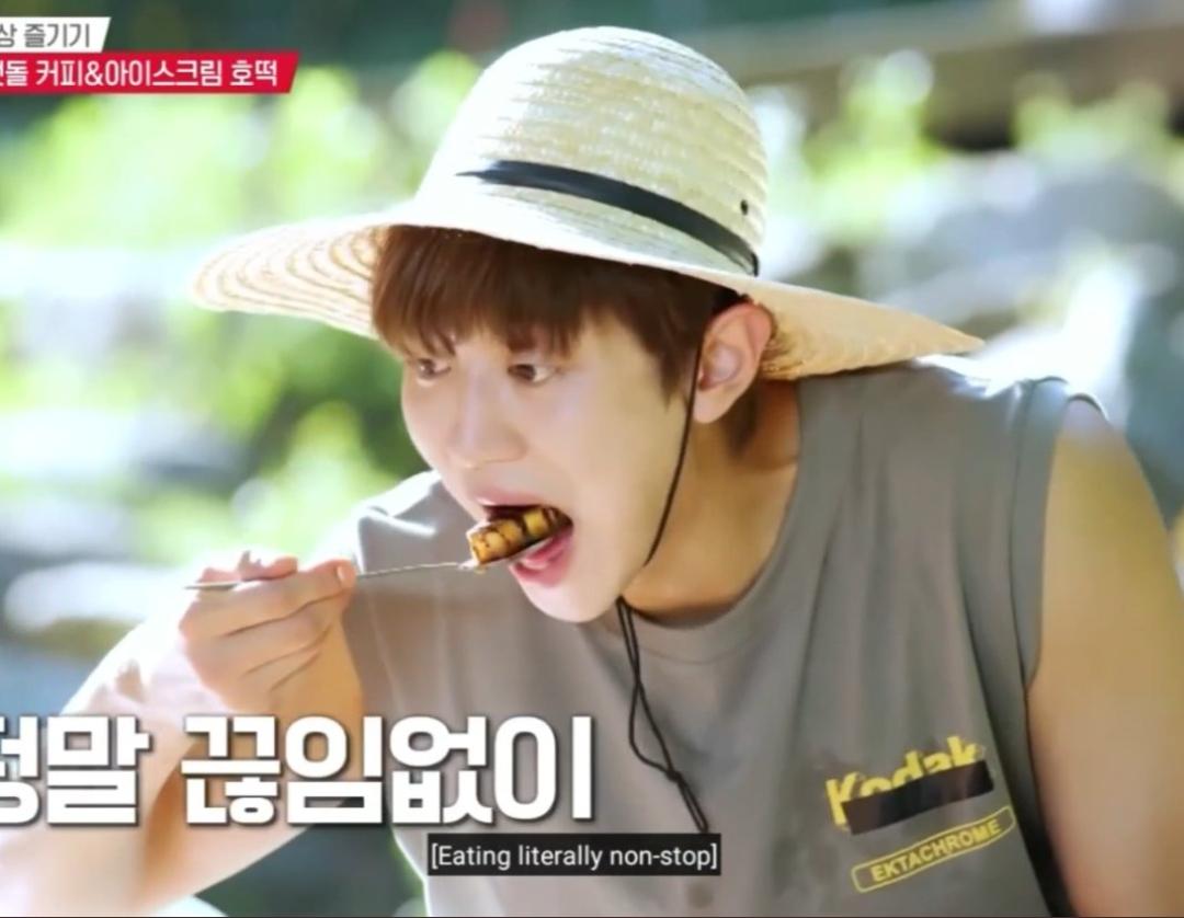 (\\  /)( • - •)/つ