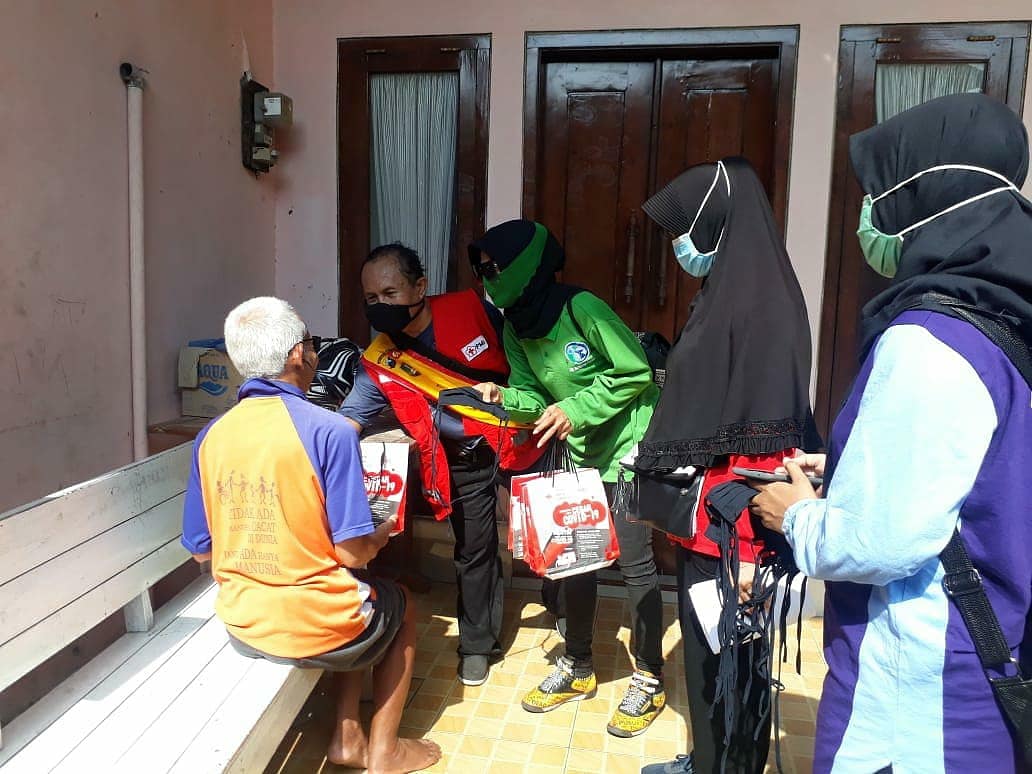 pmisurakarta's tweet photo. SIBAT kel. Pajang 14/11/2020 melakukan Roker (Ronda masker). Edukasi kepada masyarakat mengenai penggunaan masker serta mempersempit ruang  covid 19 agar tidak meluas terutama di wilayah Pajang. Roker dilakukan di dua wilayah, RW 8 dan 14 Pajang sekaligus pembagian PHBS #pmisolo https://t.co/nUsqYItfVr