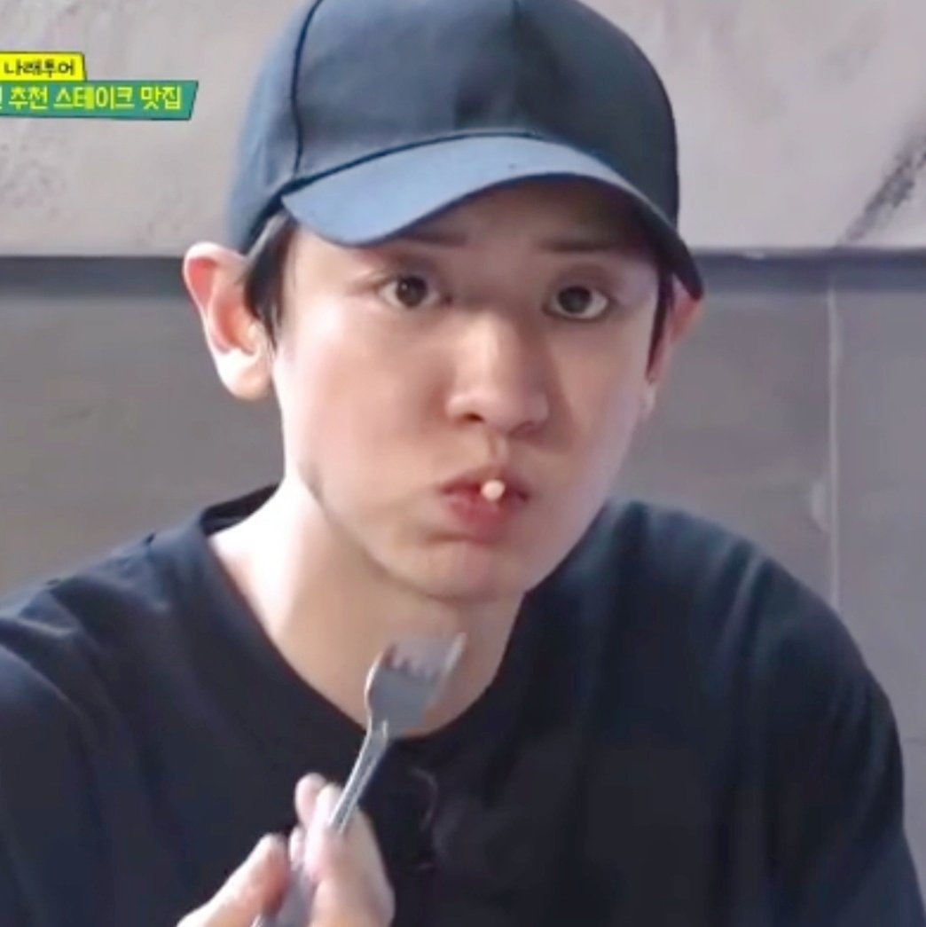 (\\  /)( • - •)/つ