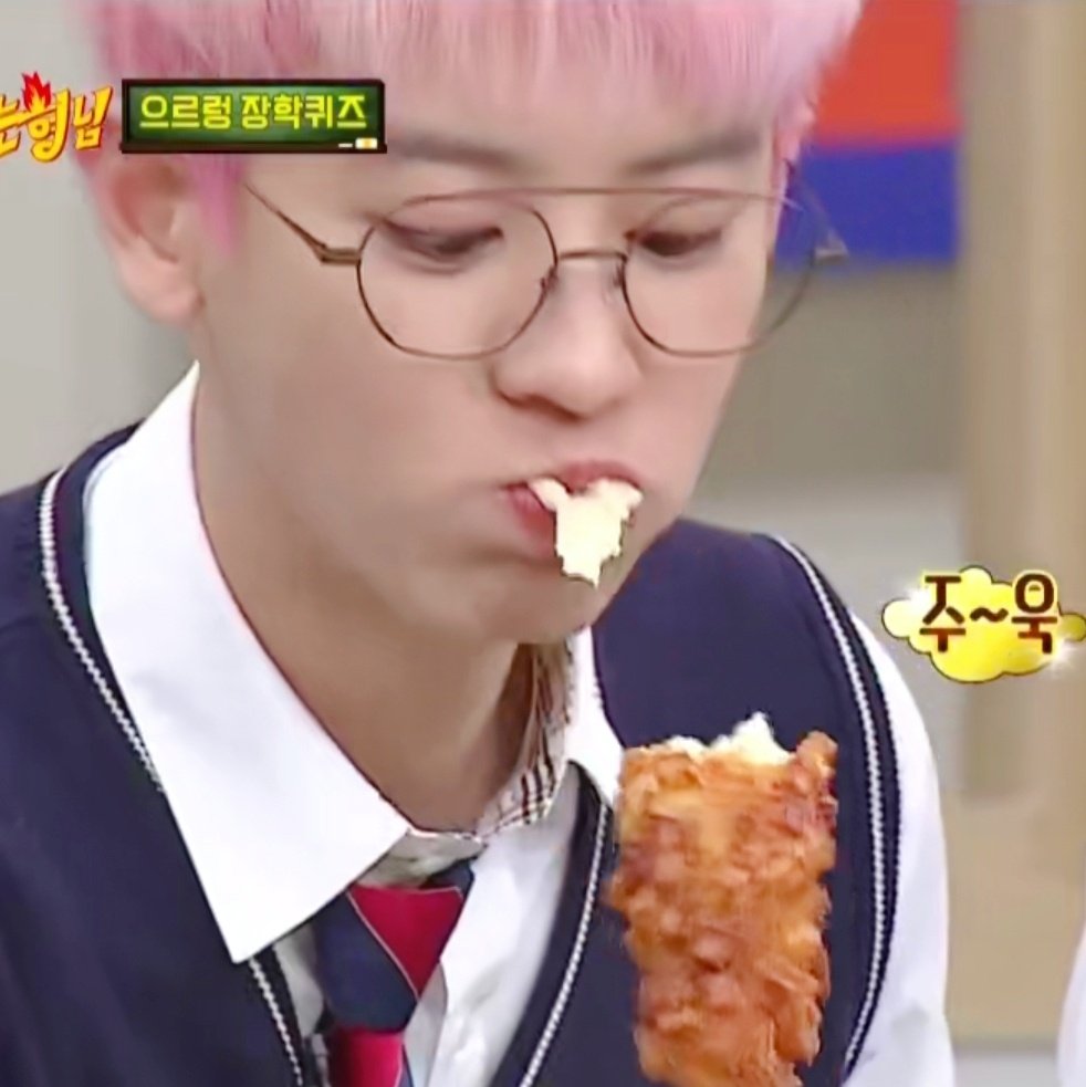 (\\  /)( • - •)/つ