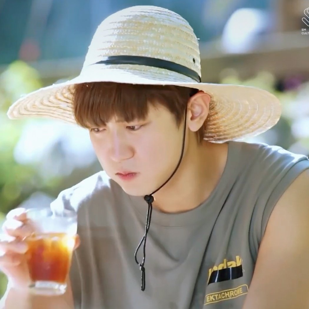 (\\  /)( • - •)/つ