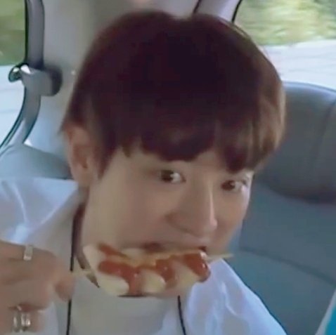 (\\  /)( • - •)/つ