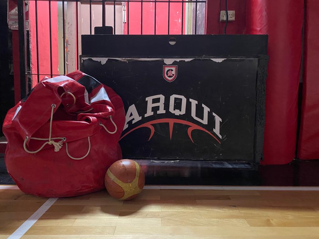 basquetarqui's tweet photo. 🏀 Luego de tanta espera, comienza a darse el tan ansiado regreso a la cancha. 
¿Vos ya volviste a entrenar? ¡Comentá tu experiencia! 🇾🇪 #Basquet #ArquiBasquet #ClubArquitectura #FEBAMBA @clubarqui @FEBAMBAok https://t.co/YBzonG4Ix5