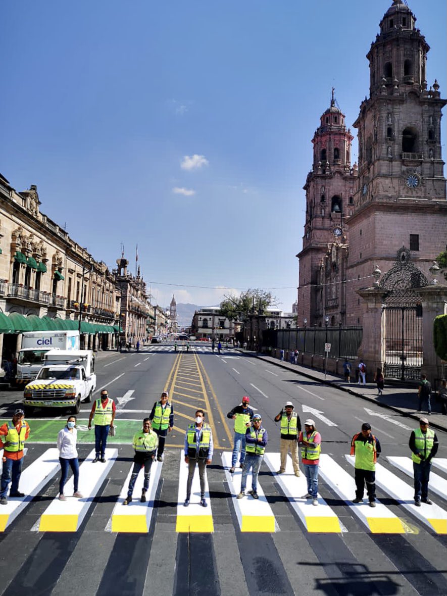 Isa_Merc's tweet photo. Con el equipo de balizamiento de la ⁦@semovep⁩ diseñando un paso peatonal en 3D en Conmemoración de las víctimas de accidentes de tráfico 
#Morelia #TransformandoMorelia 
Gracias chicos, un excelente trabajo. https://t.co/lnmZ0BppJq