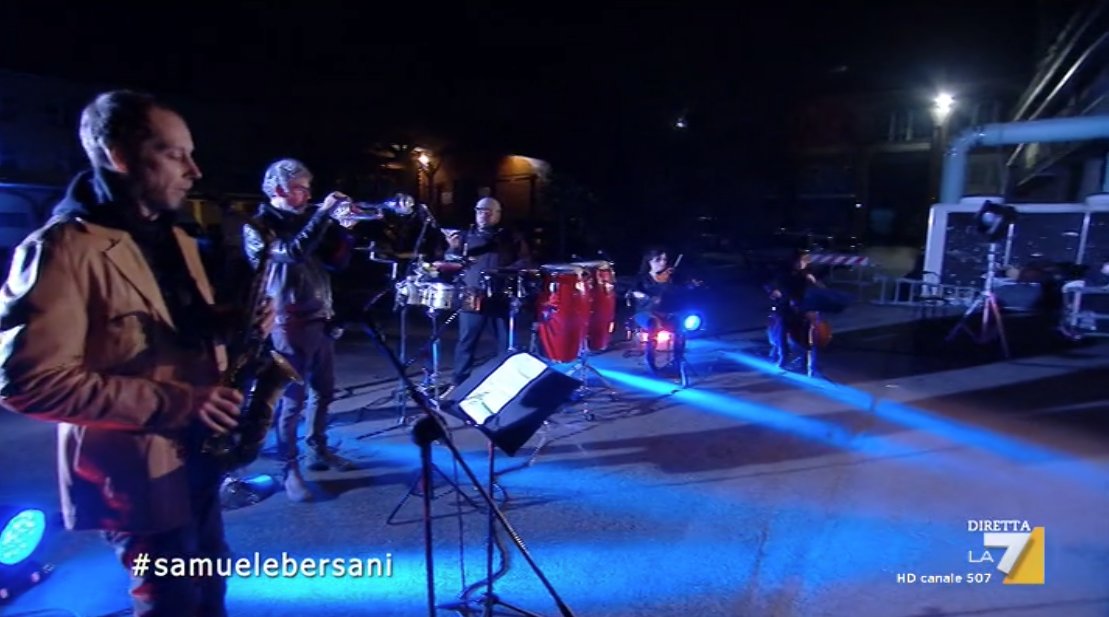 welikeduel's tweet photo. Harakiri. Samuele Bersani e la #propagandaorkestra 

#propagandalive https://t.co/dWwPwIcj9J