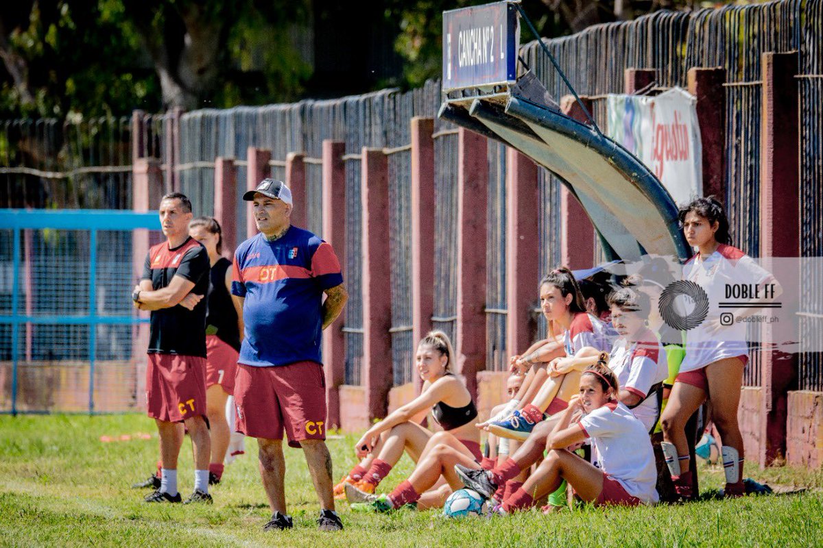 cdefutfem's tweet photo. En el Día Internacional del Director Técnico saludamos a todos aquellos entrenadores que hacen de este fútbol algo único, en especial a nuestro capitán del barco Carlos que deja todo día a día por las jugadoras y los colores. #DíadelDirectorTécnico https://t.co/u8cDtvxWdC