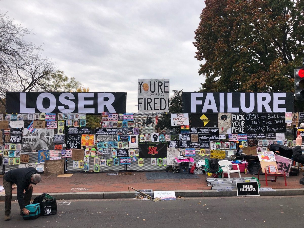 FunnyTrumpSigns's tweet photo. #FunnyTrumpSigns In front of the White House today. https://t.co/OTcBEw7JzL