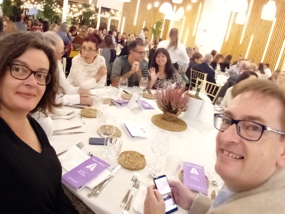 OBorrasAnna's tweet photo. Enguany no podem retrobar-nos amb tanta gent com ens agrada, en la festa de lliurament dels Premis Bromera, però podem fer comboi a les xarxes. I l'any vinent com el passat @AccioCulturalPV estarà al vostre costat @bromera #PLCA2020 https://t.co/fKeCYxoPja