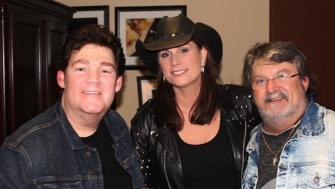 TerriClarkMusic's tweet photo. It's time for another episode of #CountryGold! This week I'm joined by Marty Raybon from @Shenandoahband to discuss their new album #EveryRoad that features guest appearances by @BlakeShelton, @BradPaisley and many more. Visit https://t.co/xlPsiu5MVp for times and stations. https://t.co/osFXNRtCZX