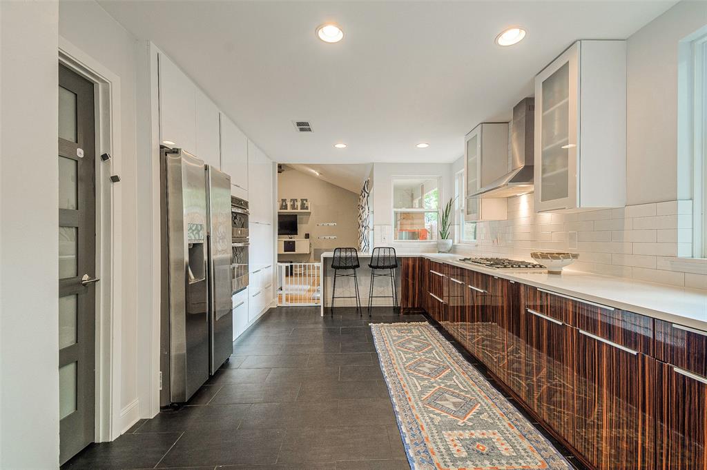 foundersre's tweet photo. What $800,000 dollars looks like in Dallas County 
4 beds | 3 baths | 3224 Sq. Ft. 
What do you think about this unique mid-century property in Dallas? https://t.co/VHFNhbSaJg