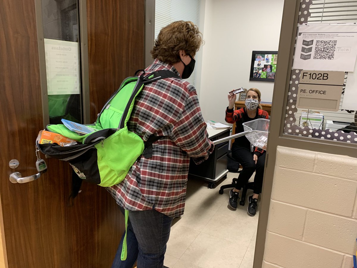 DLE_Lions's tweet photo. Thank you to our fearless camp leader for organizing an amazing campfire reading day! #campfirereading #HearOurRoar #fortheloveofreading https://t.co/CkbazZ7rj2