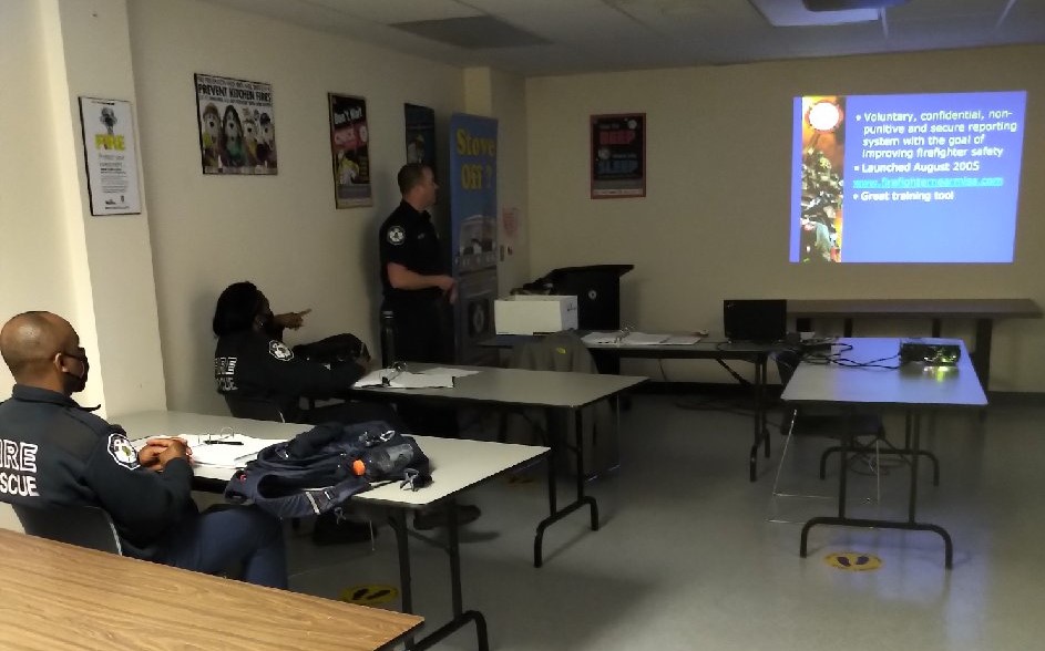 Waterloo_Fire's tweet image. Great job today by Firefighter Aaron training the new recruits on the Canadian Fallen Firefighters Foundation #GreatResource @richardhepditch @rschube04 @WPFFA791 @citywaterloo