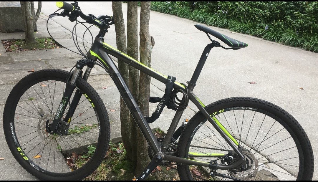 Bici robada en Pontevedra entre ayer a la noche y hoy al mediodía, en el aparcamiento de bicis entre el ambulatorio y bellas artes. Se agradece difusión. 🤞🤞