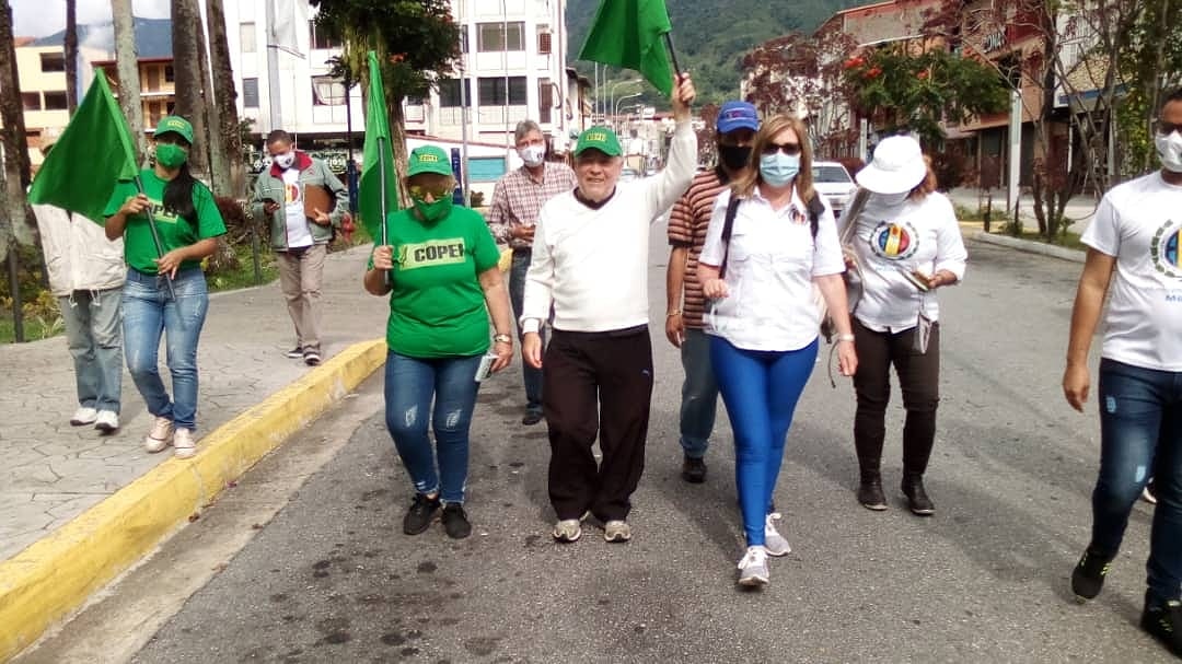 merida_copei's tweet photo. Henri Contreras junto a María Eugenia Febres Cordero y Valentina Araujo en recorrido por Mérida contactando los electores.. FIRMES EN LA ESPERANZA!

VOTA VERDE!!💚 https://t.co/NrDQHSS4js