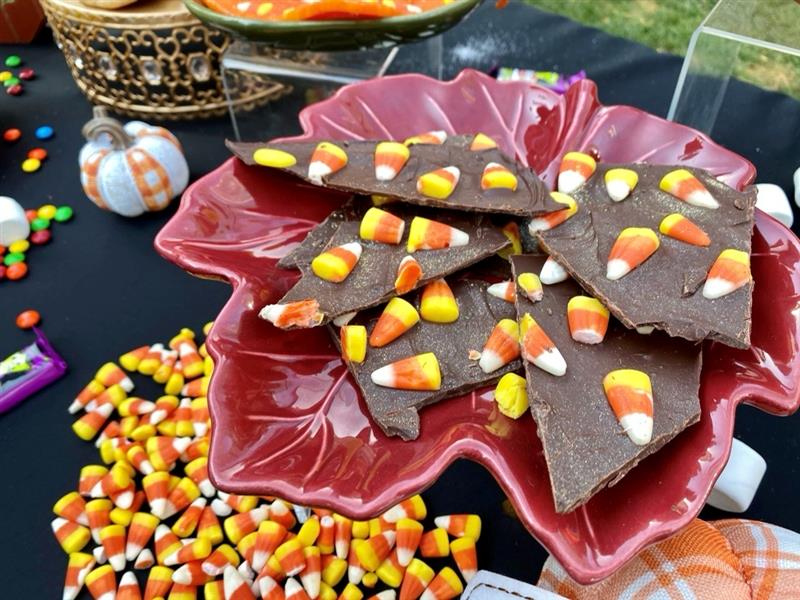 NBCChicagoToday's tweet photo. Still got Halloween candy haunting your kitchen? 🍬 We've got 5 ways to use up all the leftovers. Checkout "Sasha's Cakes" sweet recipes >>> https://t.co/Te9Cauph0Y
.
.
.
#halloween #candy #sweets #desserts #yum #foodies https://t.co/XOiTWoKzO0