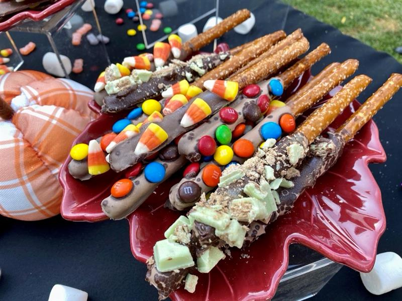NBCChicagoToday's tweet photo. Still got Halloween candy haunting your kitchen? 🍬 We've got 5 ways to use up all the leftovers. Checkout "Sasha's Cakes" sweet recipes >>> https://t.co/Te9Cauph0Y
.
.
.
#halloween #candy #sweets #desserts #yum #foodies https://t.co/XOiTWoKzO0