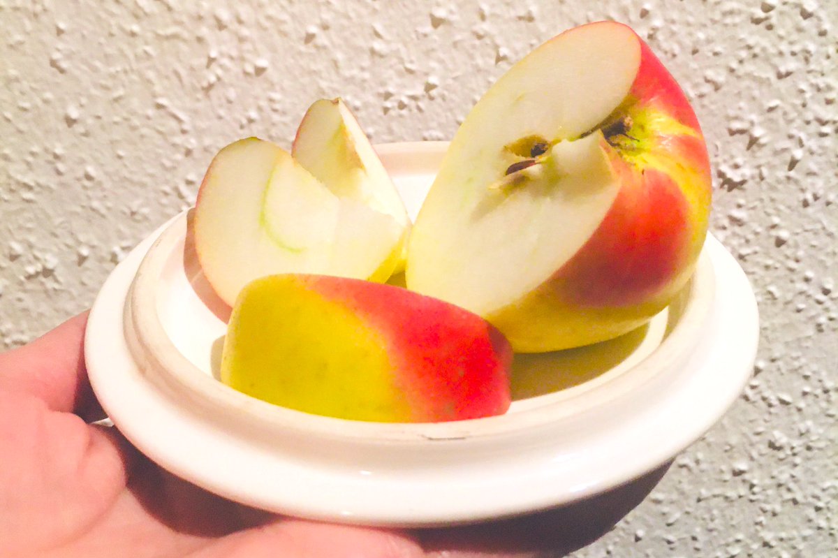 sanneweber's tweet image. #TagdesApfels heute. 🍎 
#KronprinzRudolf #Apfel #AppleDay #oneappleaday #apple #homeofficetreats #StayHome