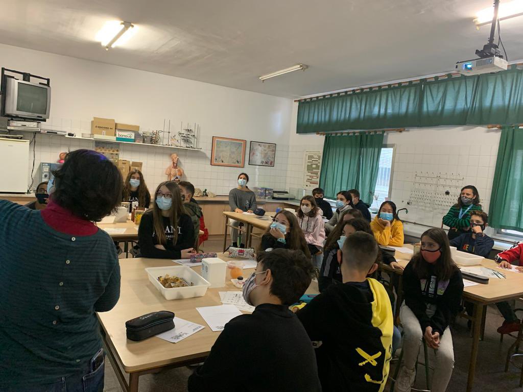 InsThos's tweet photo. Els alumnes de #1rESO s’han convertit en micòlegs per un dia! Descobrint el món dels fongs: bolets, floridures i llevats. #TotsSomThos #Projectes #StemForts https://t.co/hUng50oyws