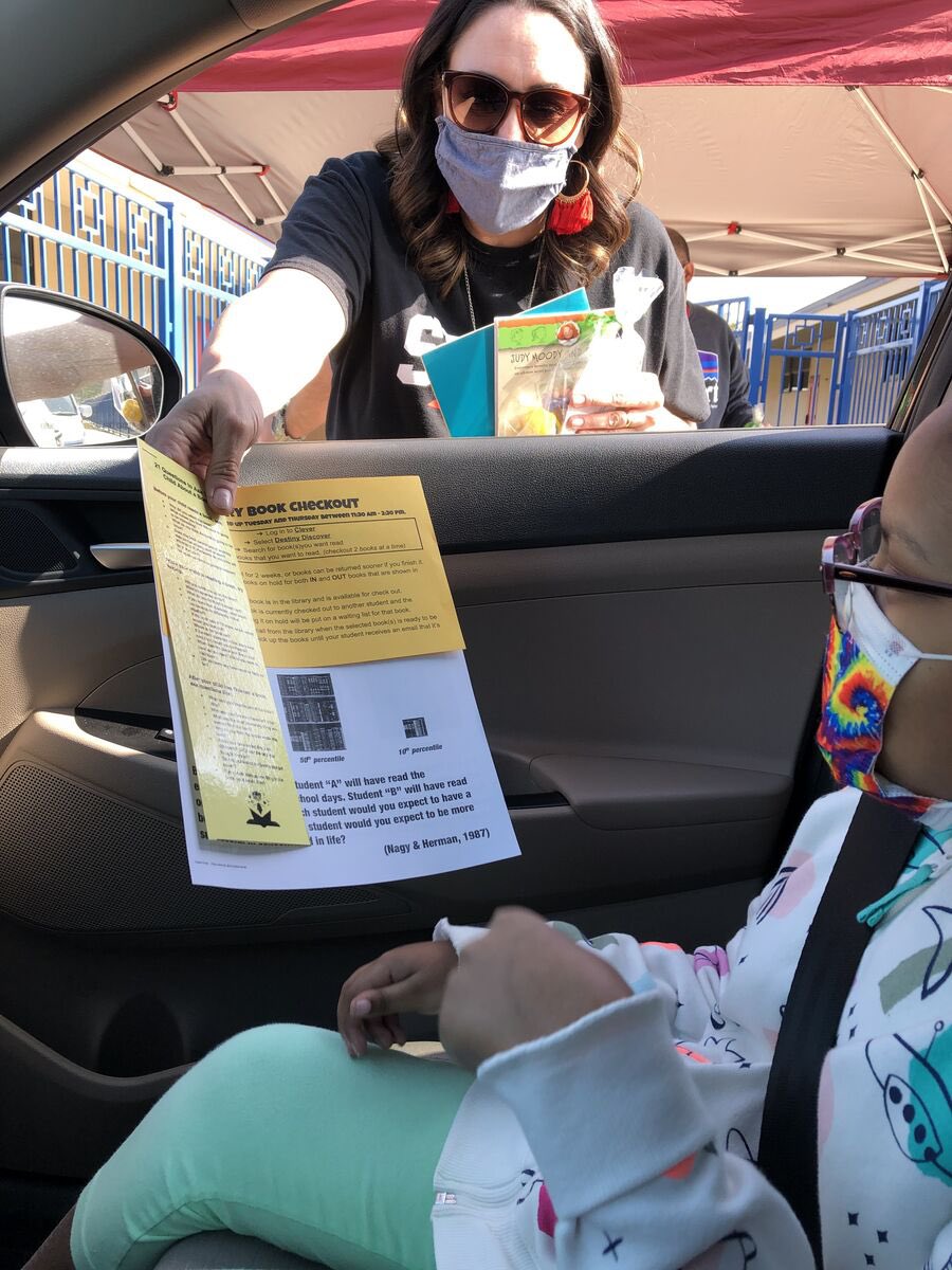 SeibertRaiders's tweet photo. Amazing turnout of Seibert families for our Reading Resources Drive Thru today! Thank you families and staff! #readingrocks #nosuchthingastoomanybooks #parentengagement https://t.co/GahCXFAPON