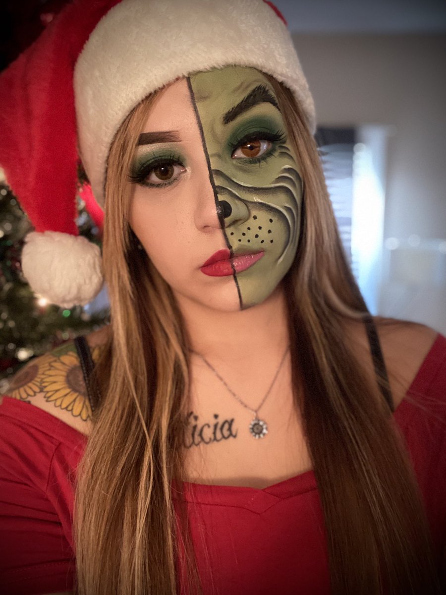 Skyherrera1's tweet photo. 🖤🎄Maybe Christmas, he thought, doesn’t come from a store. Maybe Christmas , perhaps... means a little bit more 🎄🖤 

Anyone else in the Christmas spirit already or just me ? 🥰 https://t.co/zVIrvEZWNJ