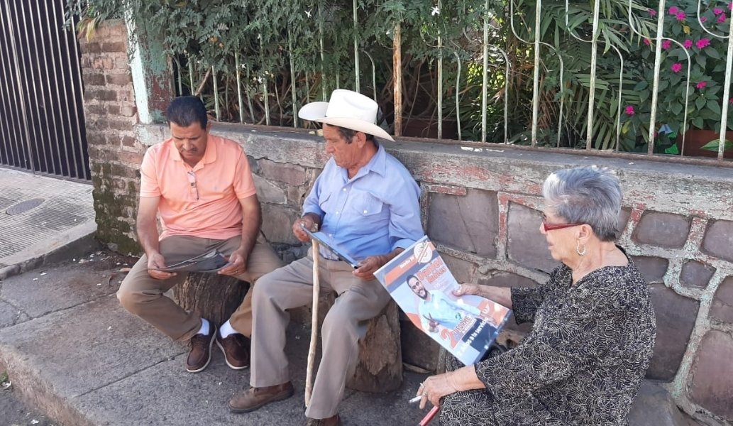 dRobles_MX's tweet photo. Continuamos recorriendo las calles de nuestro #Distrito20, para rendirte cuentas y entregarte un resumen de lo que hemos logrado desde el Congreso de Jalisco durante estos 2 años a tu servicio. ¡Seguimos adelante! #SegundoInforme #DanielRobles https://t.co/3Nz3ckkAkZ