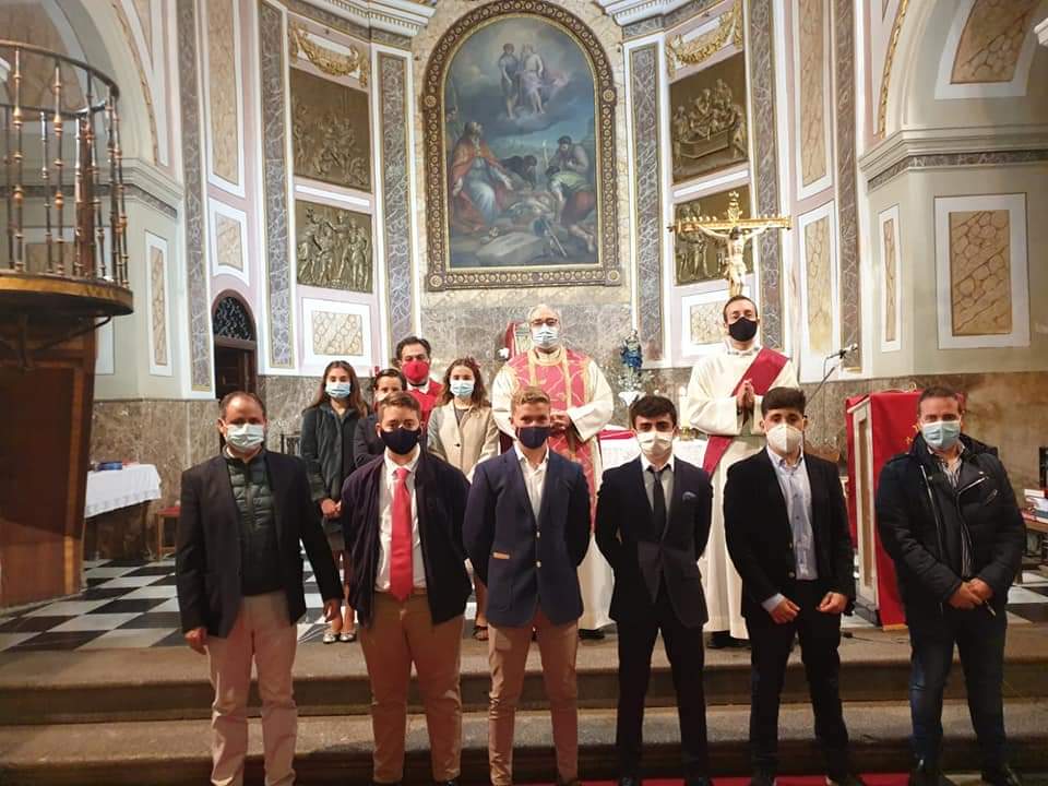architoledo's tweet photo. El #VicarioGeneral Mons. Fco. Cesar García Magán ha administrado el Sacramento de la #Confirmación a 16 jóvenes y 2 adultos,
en dos turnos, en la Parroquia de #SanJusto de #Toledo https://t.co/mUSKB5AyrQ