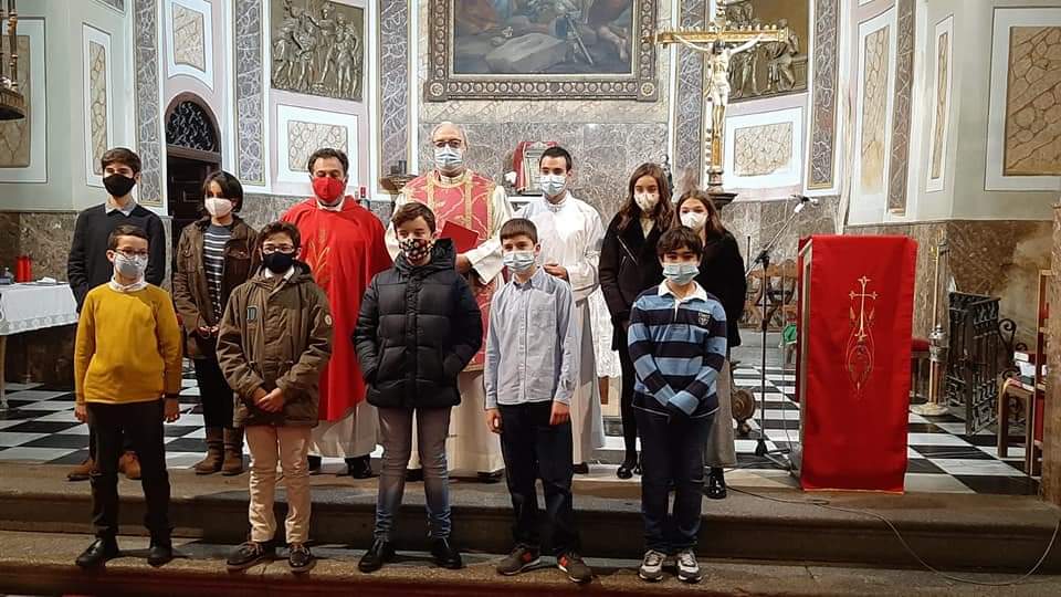 architoledo's tweet photo. El #VicarioGeneral Mons. Fco. Cesar García Magán ha administrado el Sacramento de la #Confirmación a 16 jóvenes y 2 adultos,
en dos turnos, en la Parroquia de #SanJusto de #Toledo https://t.co/mUSKB5AyrQ